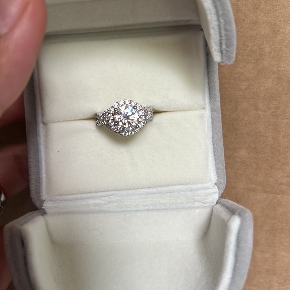 2.5ct tw round brilliant twist halo  engagement ring - Picture 14 of 15